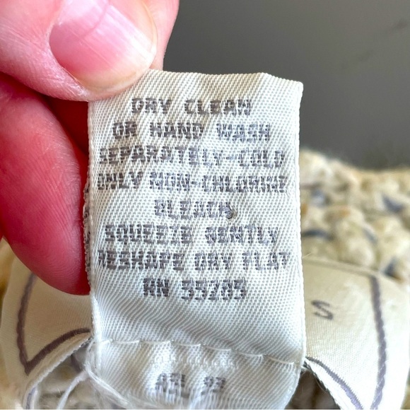 Hand-Knitted Sweater – Crewneck with Decorative Buttons – Size Medium - Picture 7 of 9